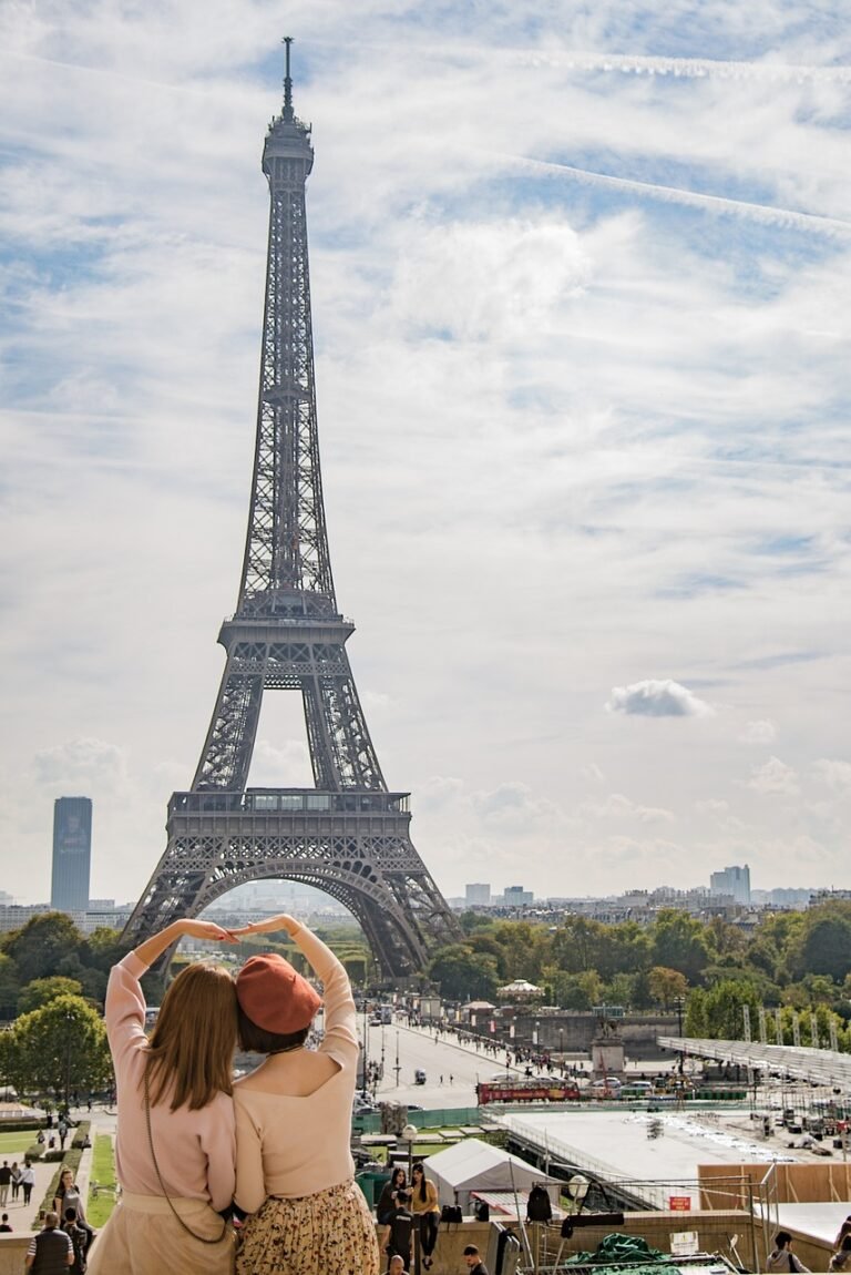 Flights-to-Paris-eiffel-tower-romance-JustBuytravel